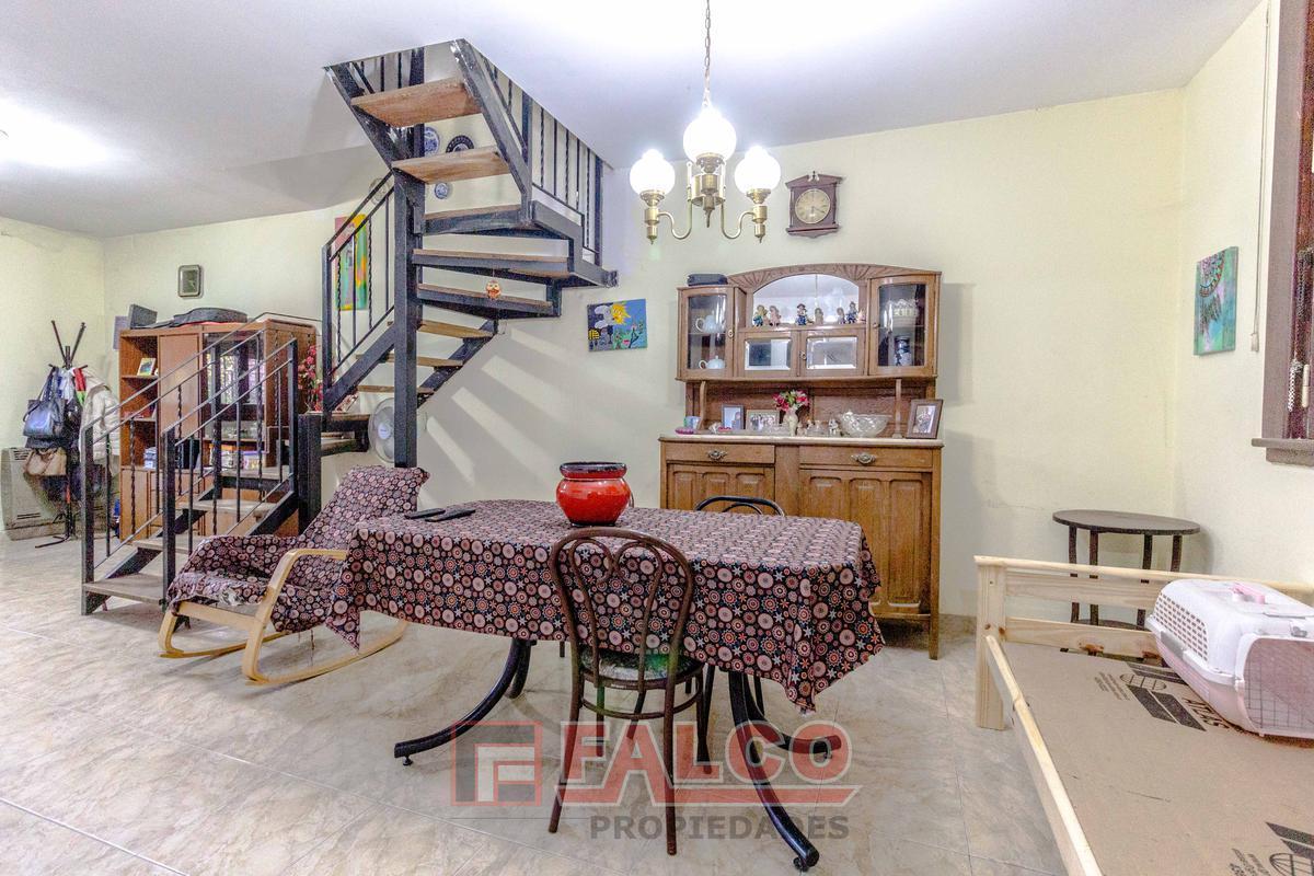 Casa 5 Amb - Lote 8,66 m X 27,50 m - Cochera - 2 Plantas - Dos Viviendas 4