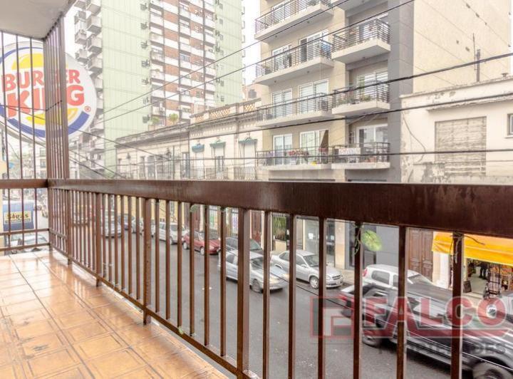 Donato Alvarez y Rivadavia - 4 amb con balcon y patio cubierto 2