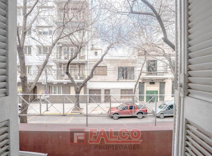 Departamento en Almagro - 3 ambientes con balcon - 1 er piso por escalera 2