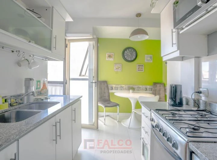 Departamento en Flores - 4 ambientes - frente - balcon - impecable 3