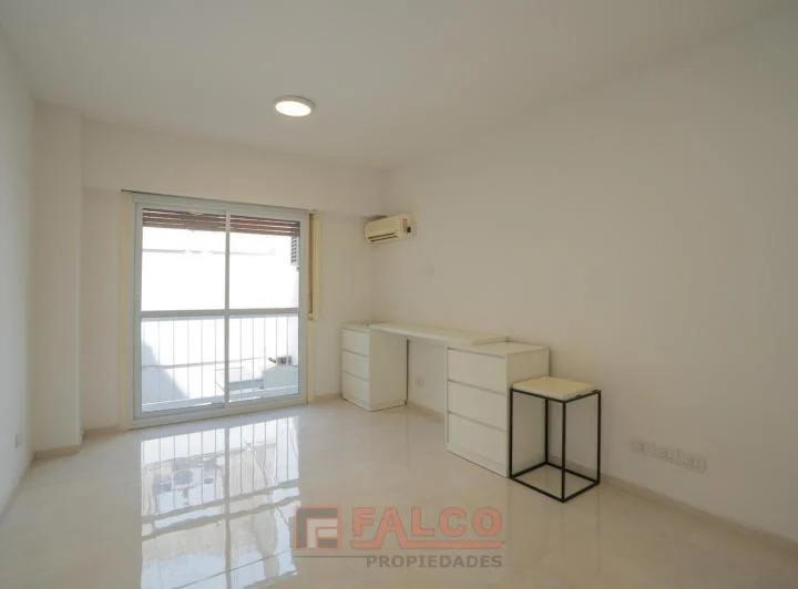 Monoambiente reciclado en primer piso por escalera - Sin expensas 1