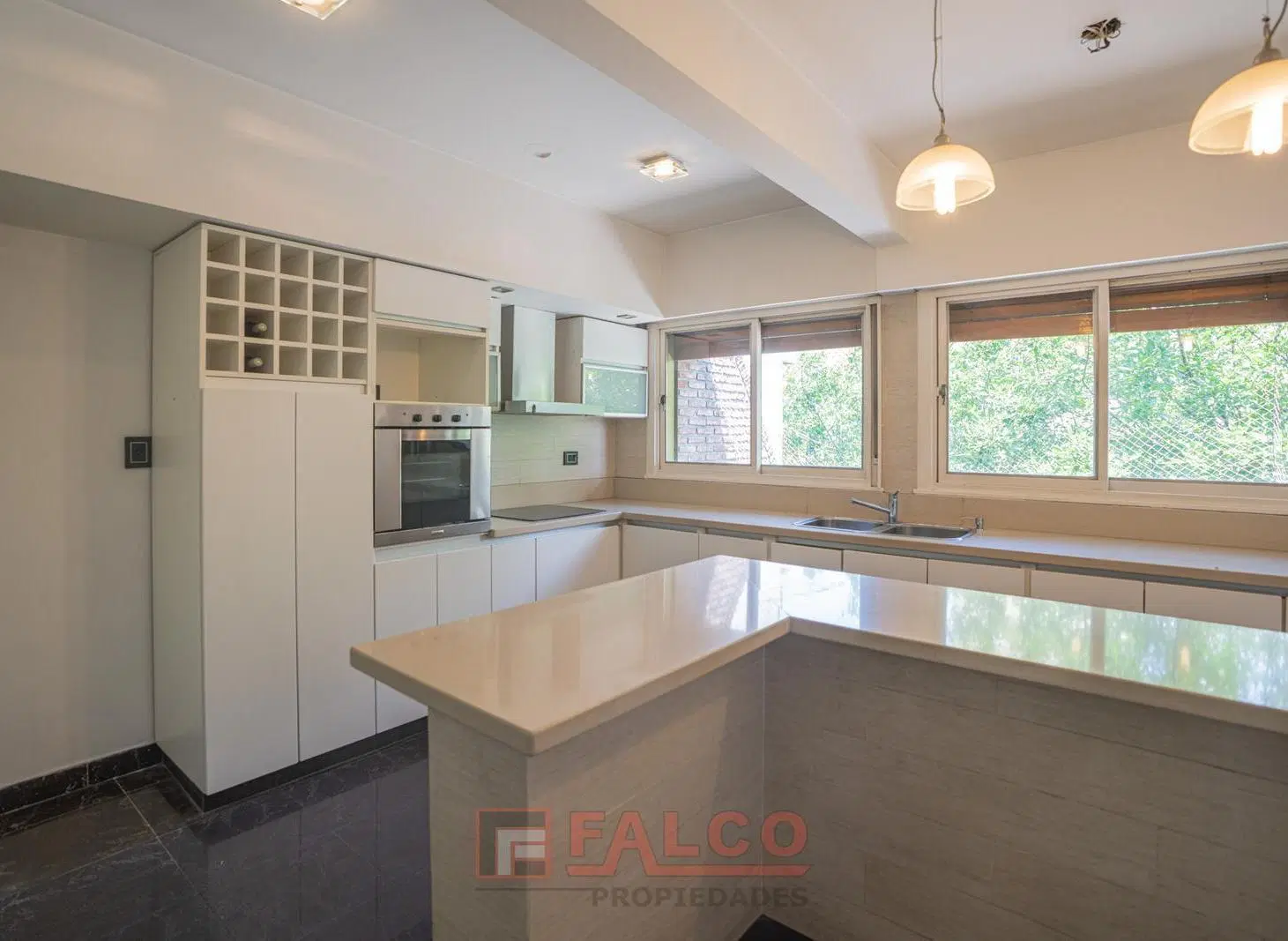 Piso de 4 ambientes remodelado - con dos cocheras fijas y cubiertas 2