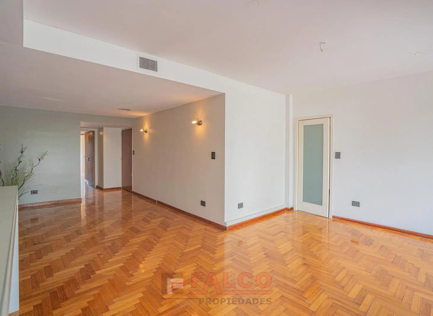 Piso de 4 ambientes remodelado - con dos cocheras fijas y cubiertas 4
