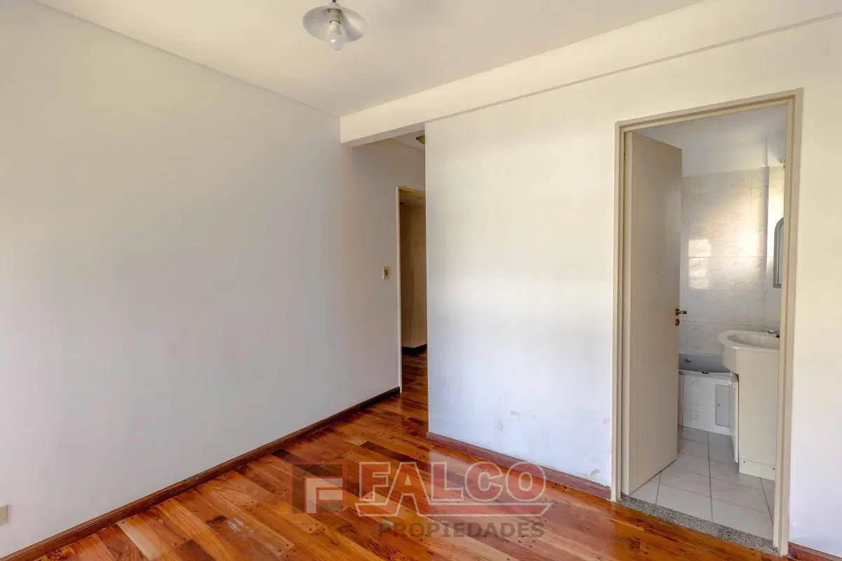 Semipiso de cuatro ambientes con espacio guardacoche 3