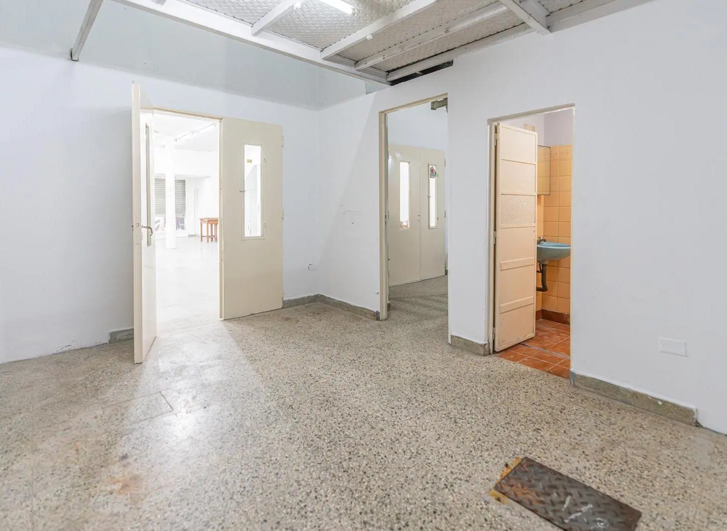 Local con vivienda en lote propio de 7,60m x 18m mas 1,80m x 10m. Con terraza 4