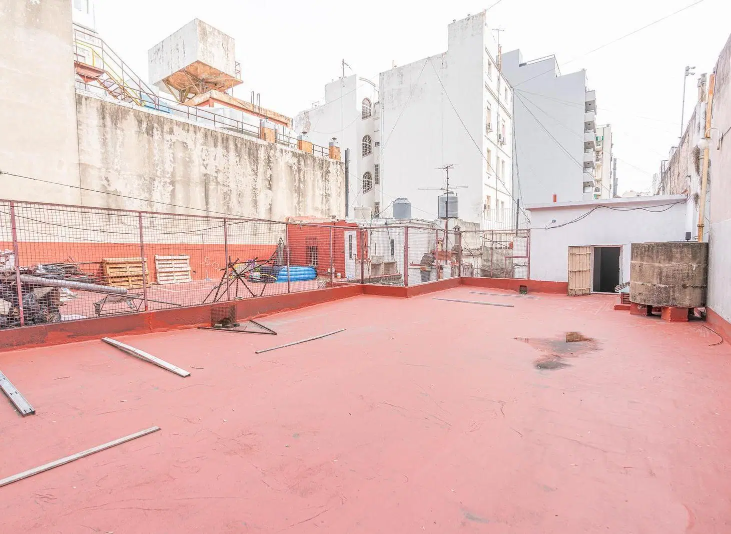 Local con vivienda en lote propio de 7,60m x 18m mas 1,80m x 10m. Con terraza 4