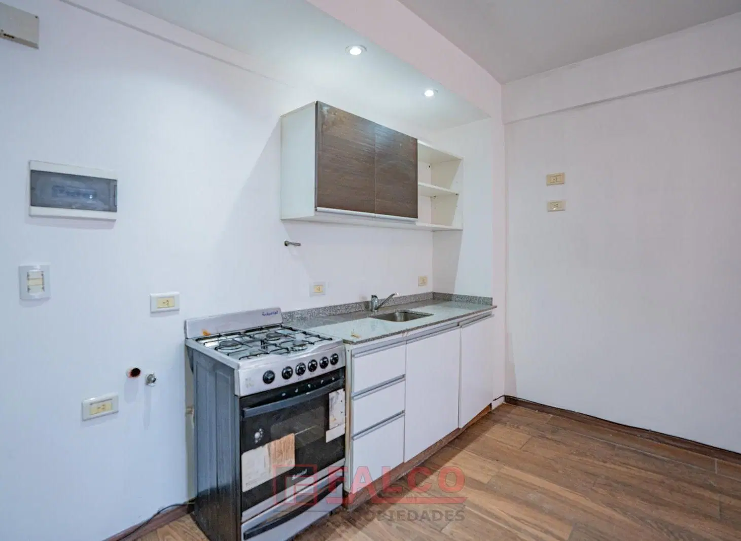 Moderno tres ambientes con balcon a la calle 3