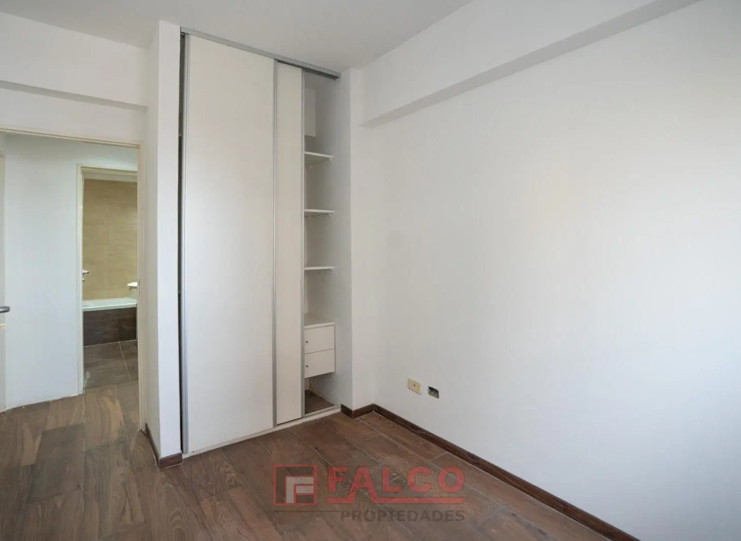 Moderno tres ambientes con balcon a la calle 4