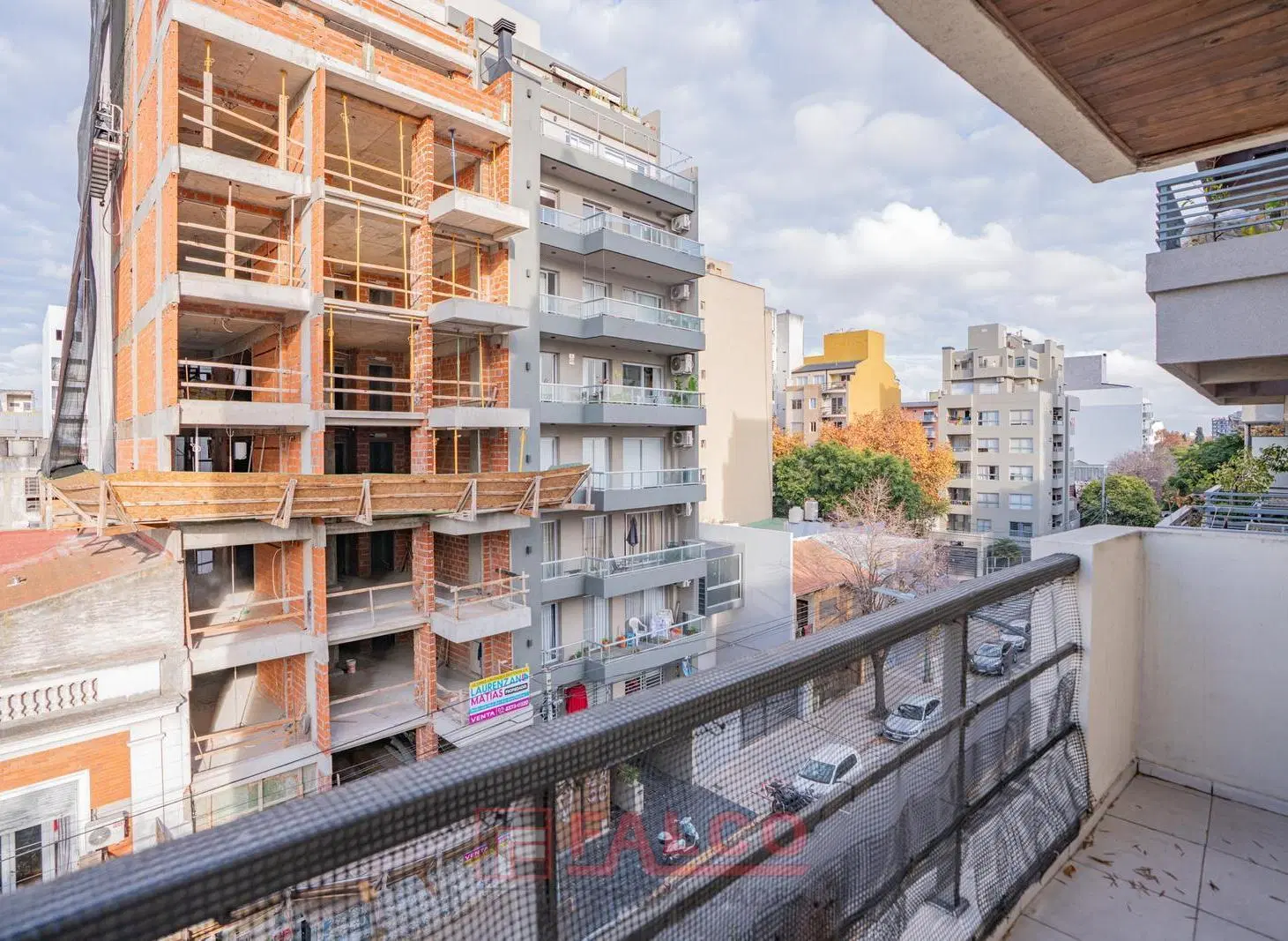 Moderno tres ambientes con balcon a la calle 5