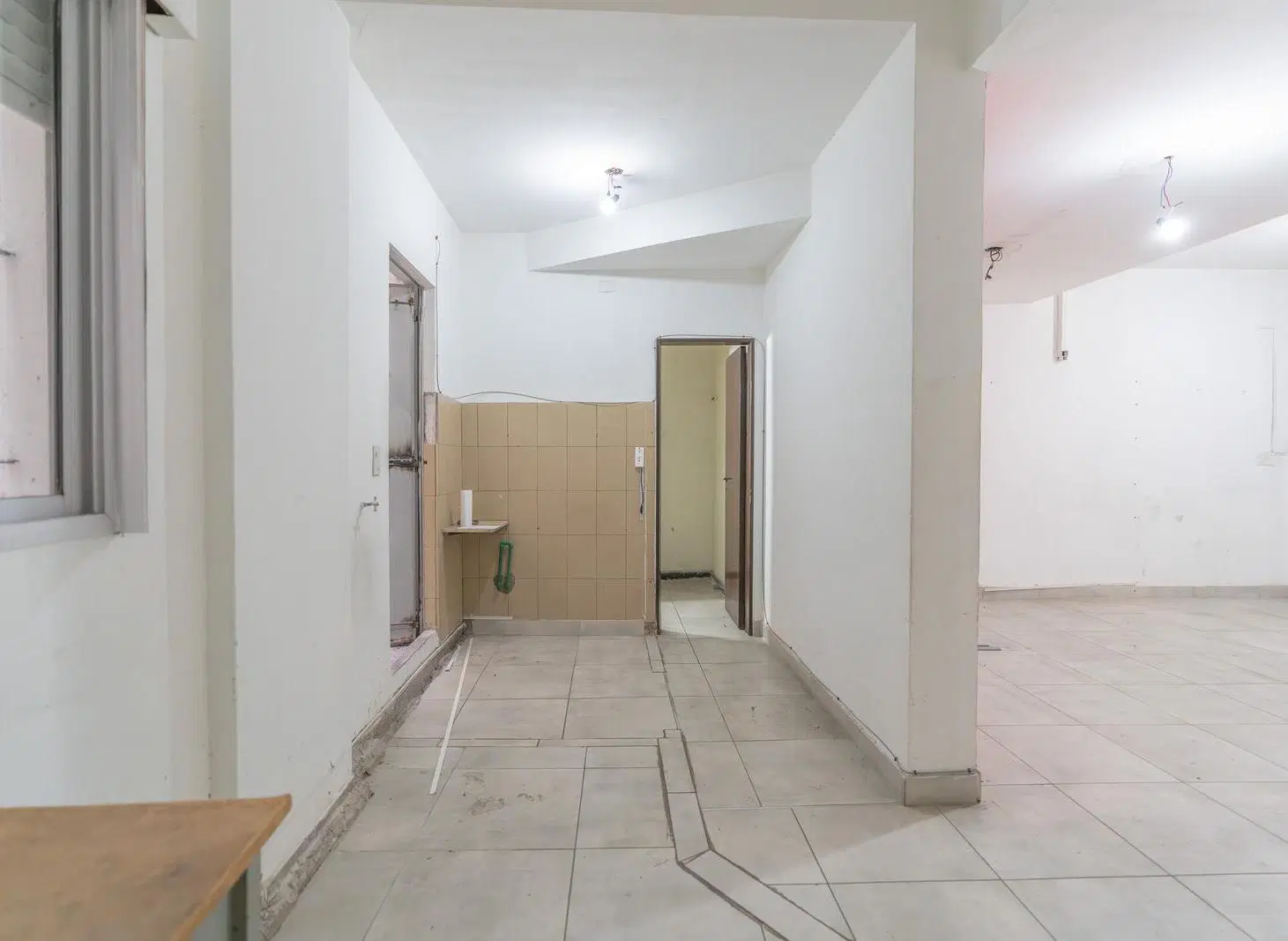 Curapaligue y Ramon Falcon - Local - 58 m2 4