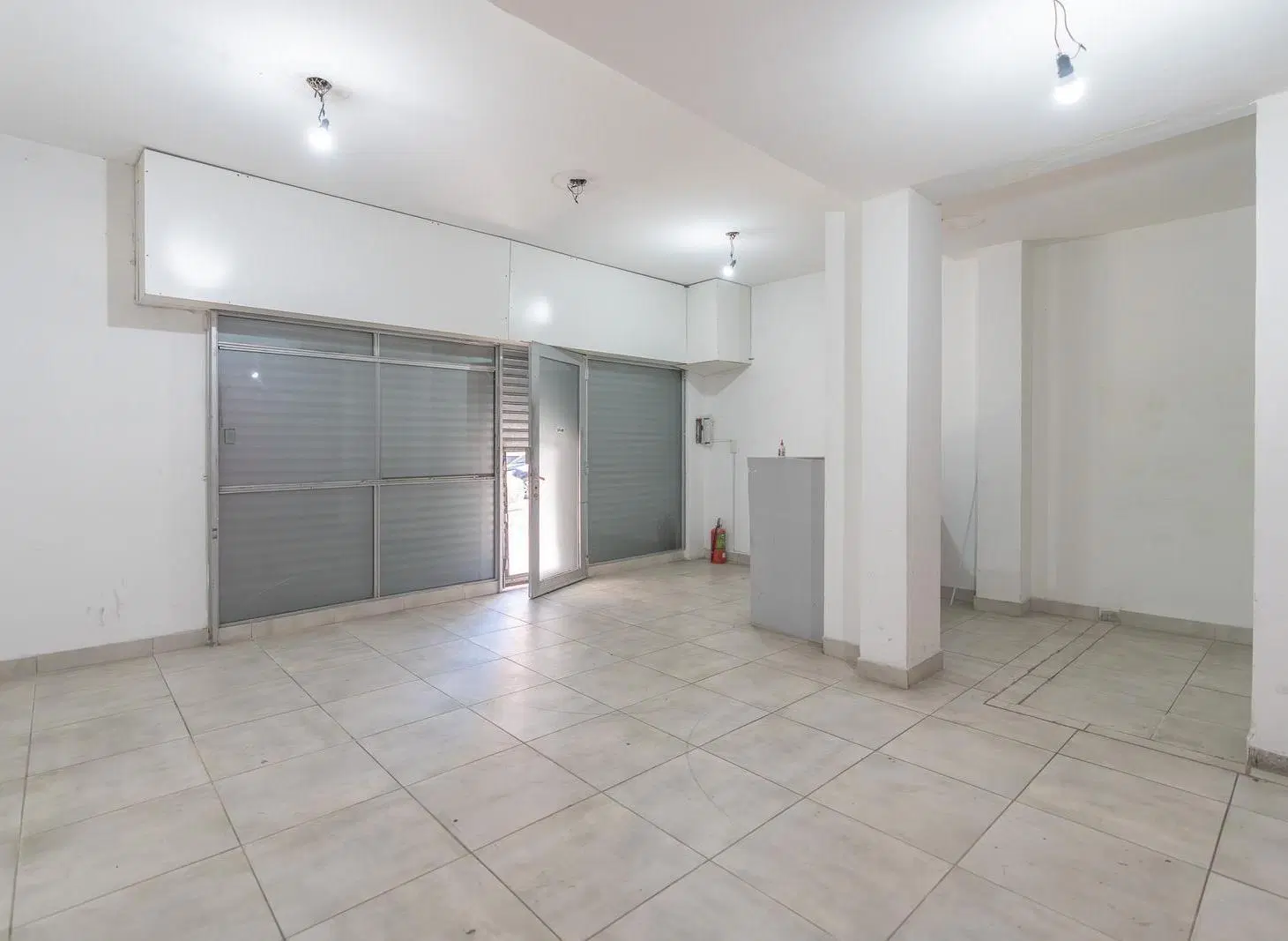 Curapaligue y Ramon Falcon - Local - 58 m2 3