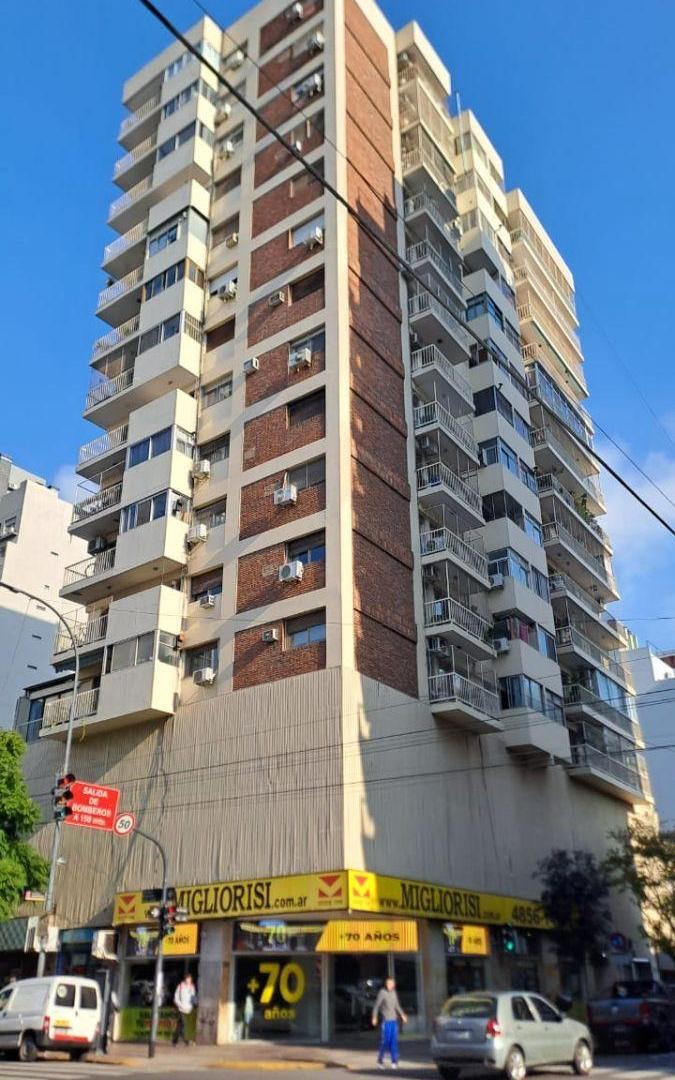 Gurruchaga y Corrientes, piso 11° 63 m. coch fja, apto prof o vvda