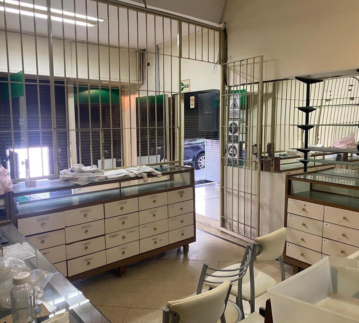 Alvarez Thomas N° 1171 - Local con Vivienda Patio y Terraza 2