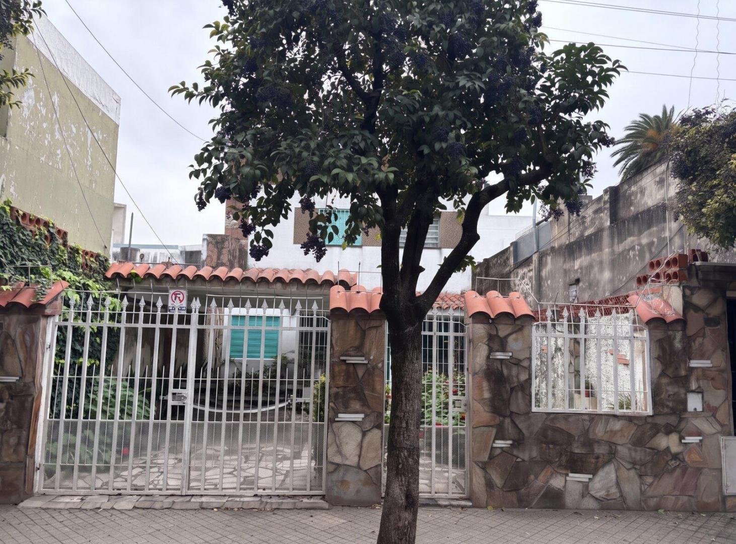 Foto de Carrasco 1680 - Casa en PB y Departamento en PA - Arroyito, imagen 1