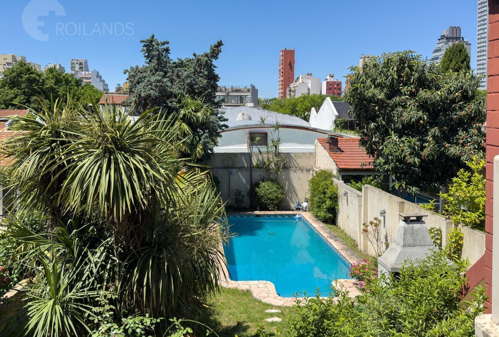Casa en venta en Nuñez con piscina, jardin, parrilla y garage sobre lote propio