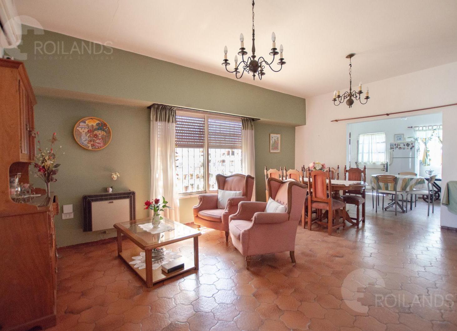 EN VENTA - PH TIPO CASA DE 4 AMBIENTES CON TERRAZA, COCHERA Y JARDIN