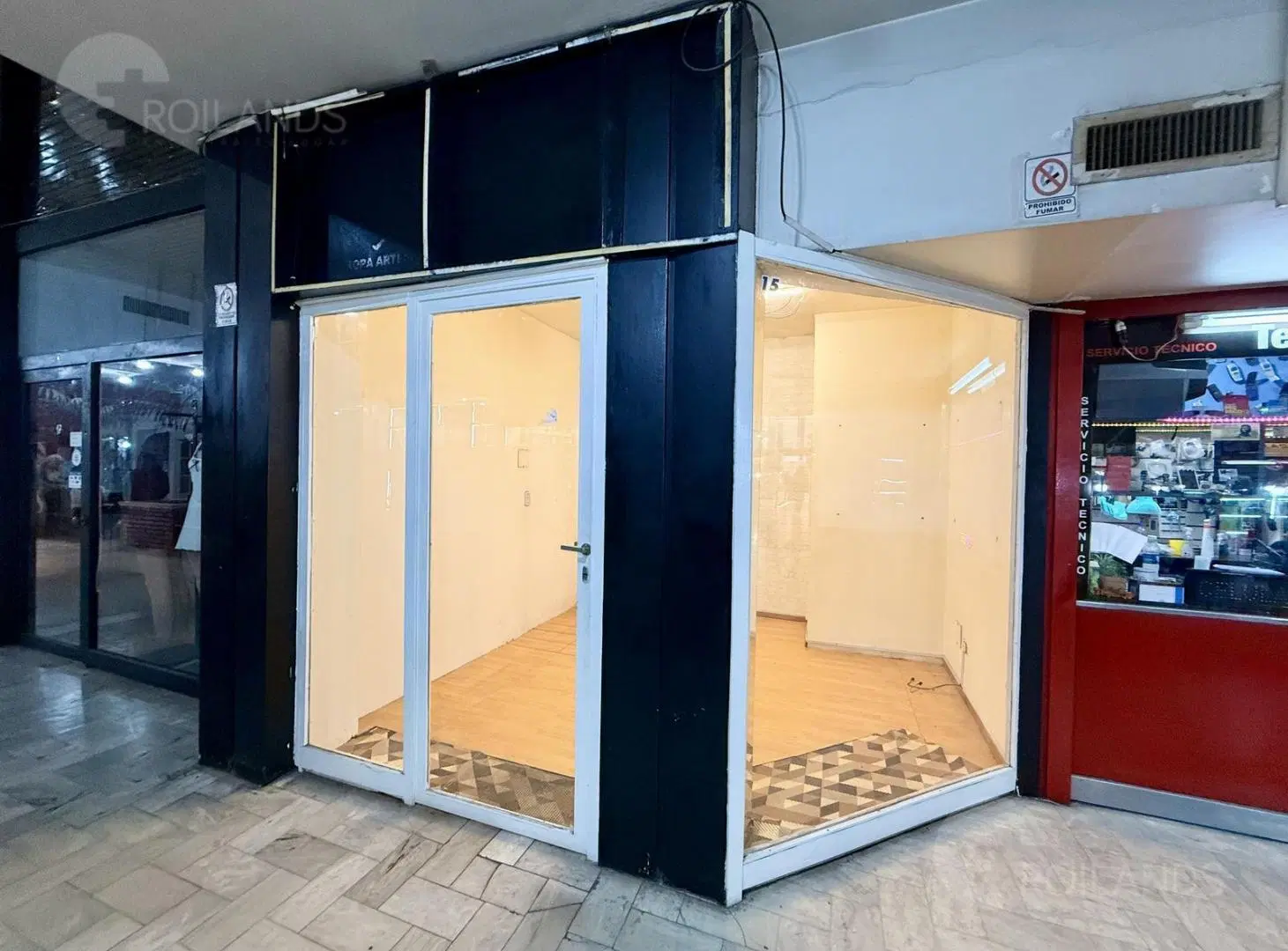 Venta local comercial en Galería Flores Center 4