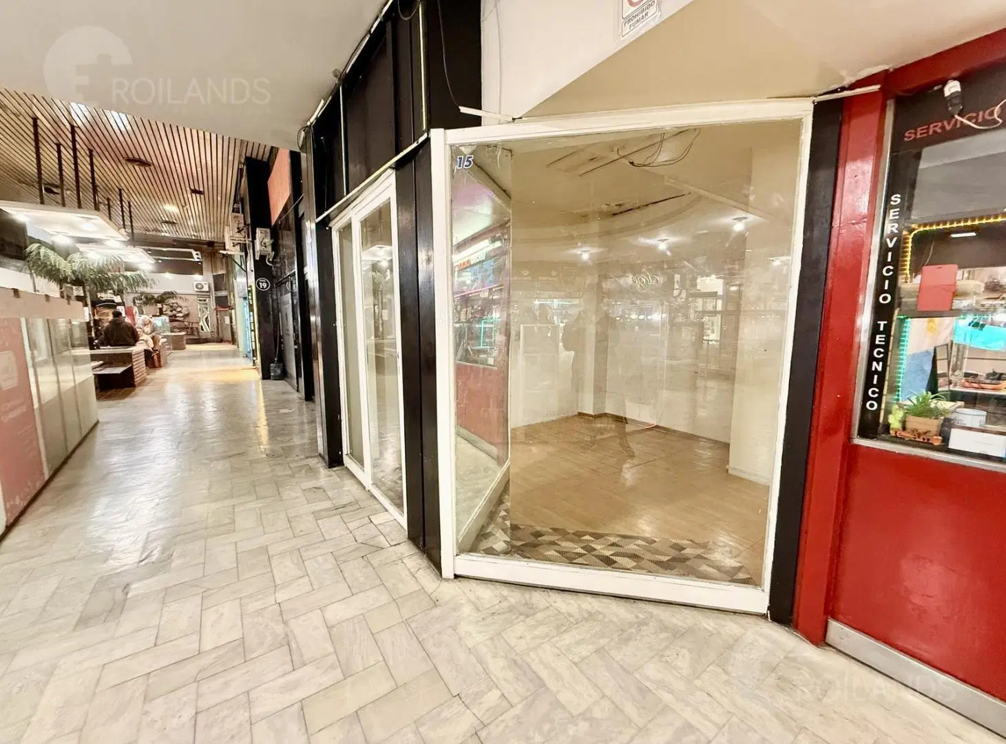 Venta local comercial en Galería Flores Center 3