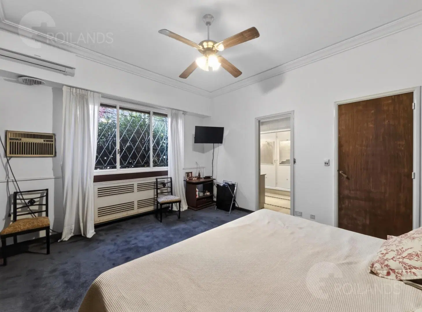 VENTA imponente casa, triple lote, pileta quincho cocheras en Castelar 5