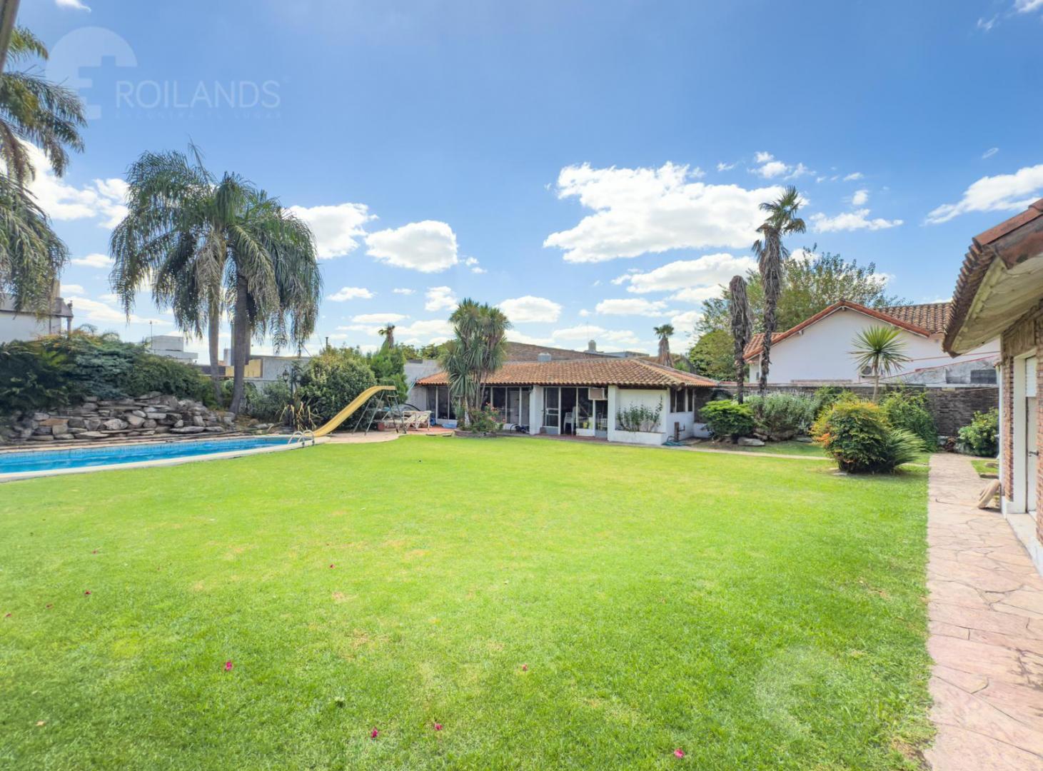VENTA imponente casa, triple lote, pileta quincho cocheras en Castelar