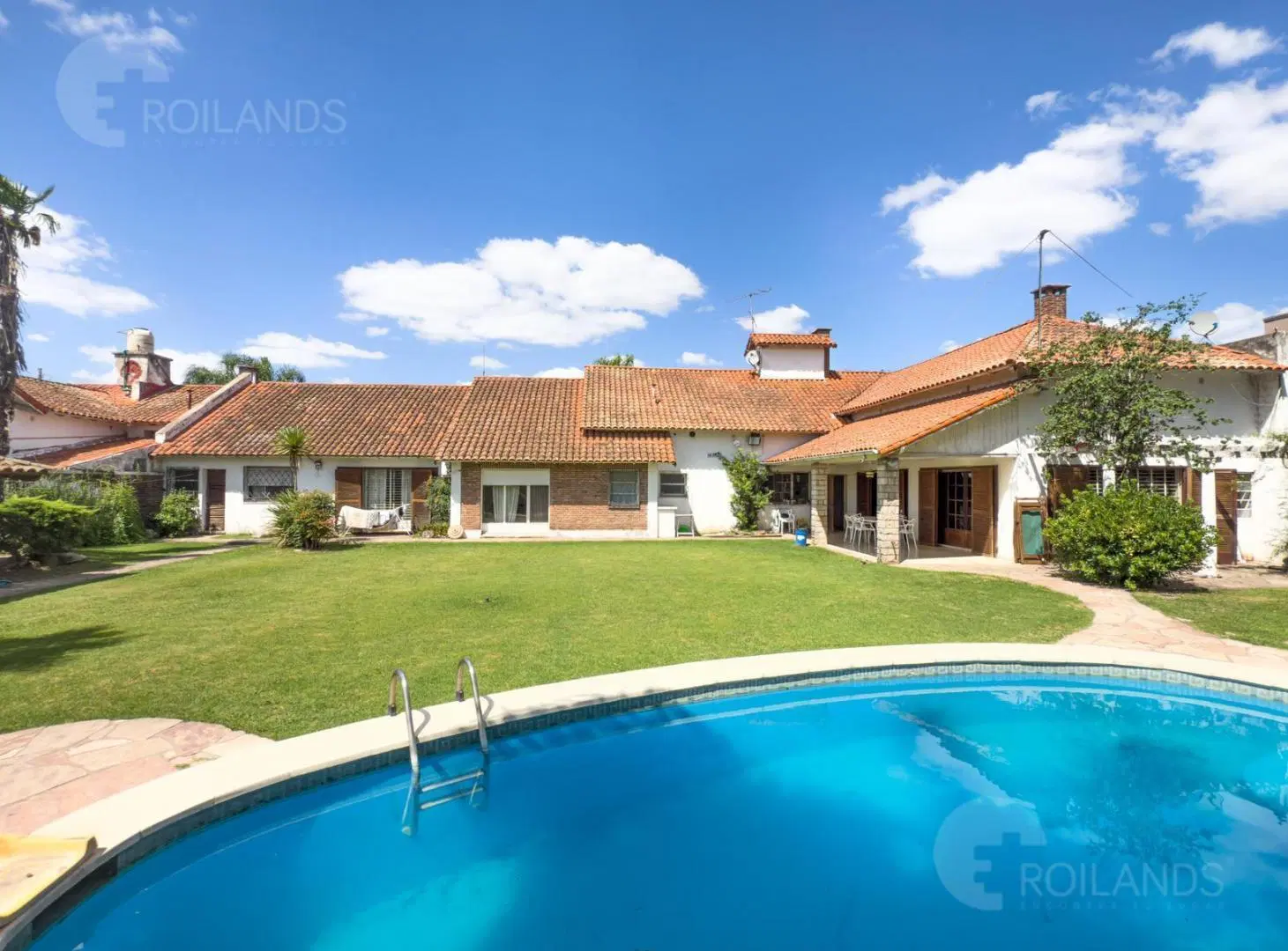 VENTA imponente casa, triple lote, pileta quincho cocheras en Castelar 5