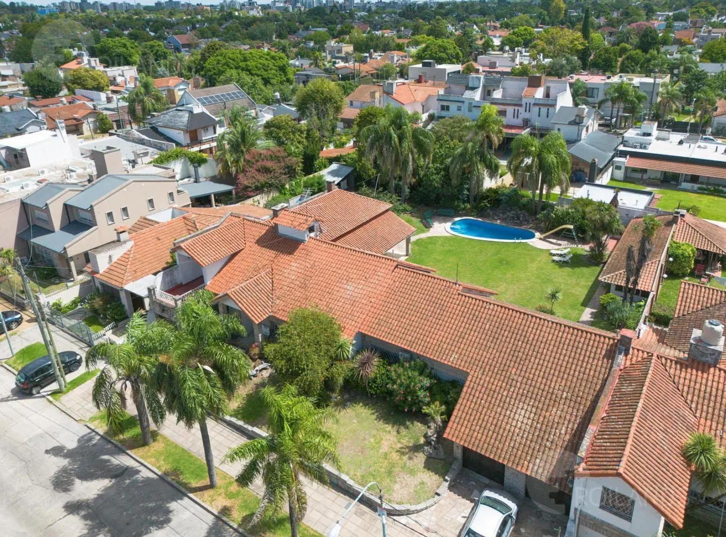 VENTA imponente casa, triple lote, pileta quincho cocheras en Castelar 3