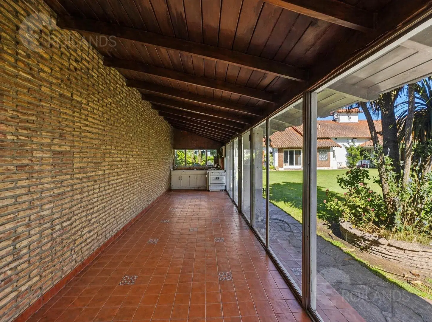 VENTA imponente casa, triple lote, pileta quincho cocheras en Castelar 4