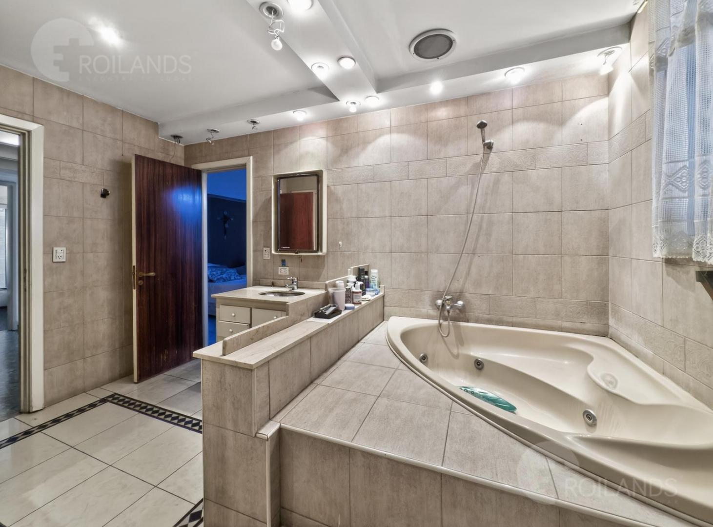VENTA imponente casa, triple lote, pileta quincho cocheras en Castelar