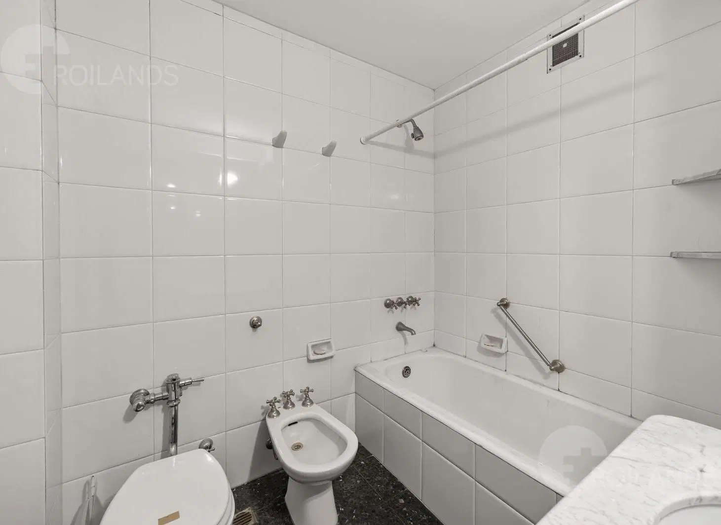 Venta Departamento de categoría de 4 ambientes con balcón cochera, baulera en Recoleta 2