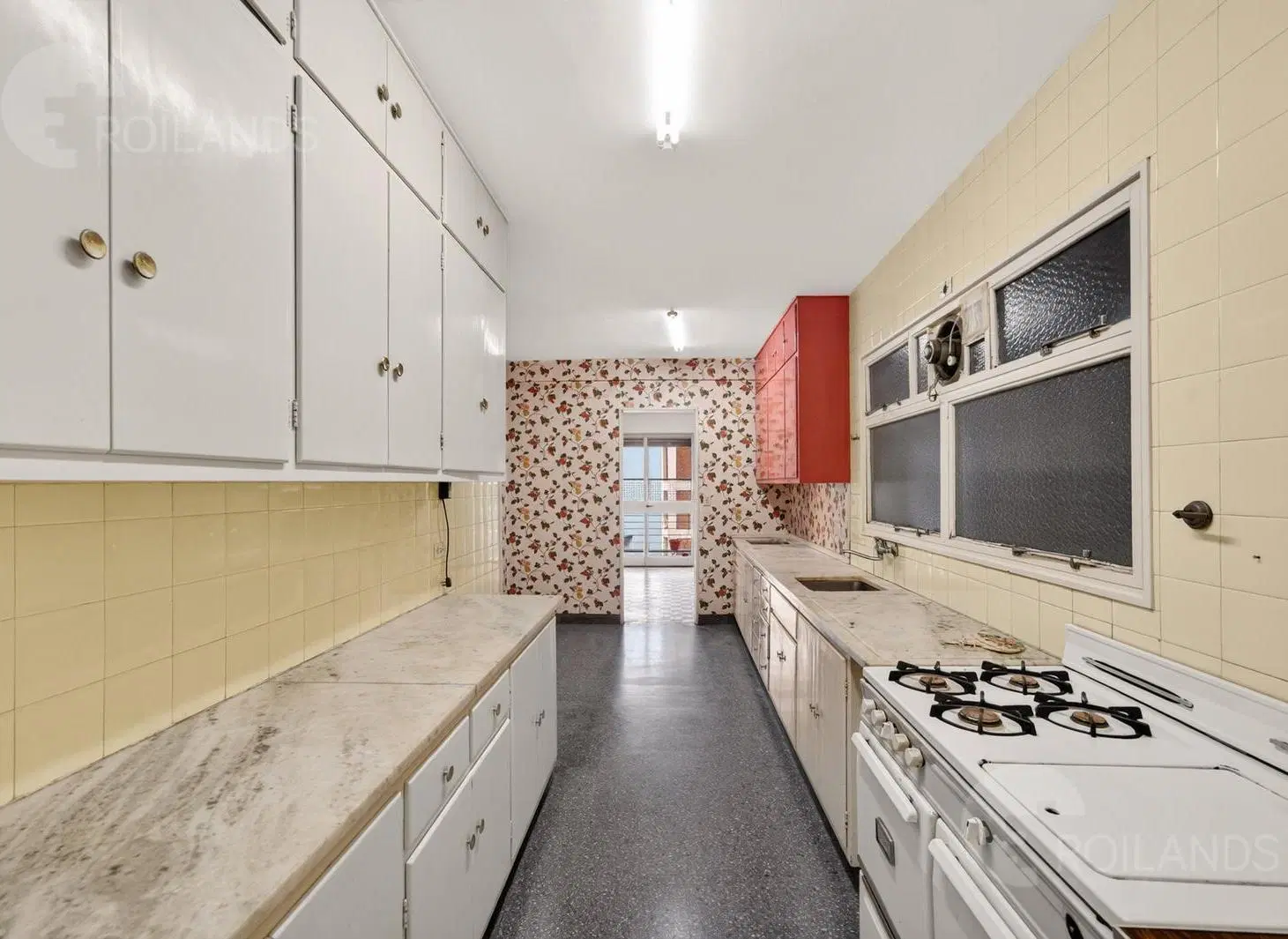 Venta Departamento de categoría de 4 ambientes con balcón cochera, baulera en Recoleta 3