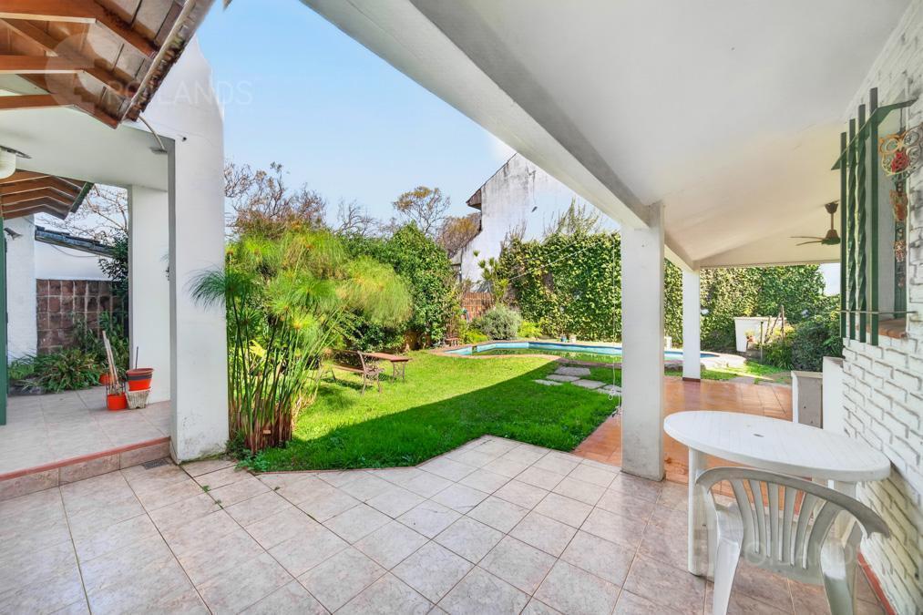 Foto de VENTA CASA MARTINEZ 4 AMBIENTES CON JARDIN PILETA QUINCHO Y COCHERA, imagen 2
