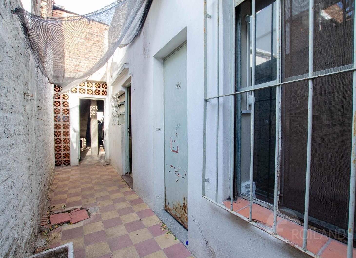 Foto de En Venta Casa 3 ambientes en una planta, con terraza, cochera y local, imagen 3