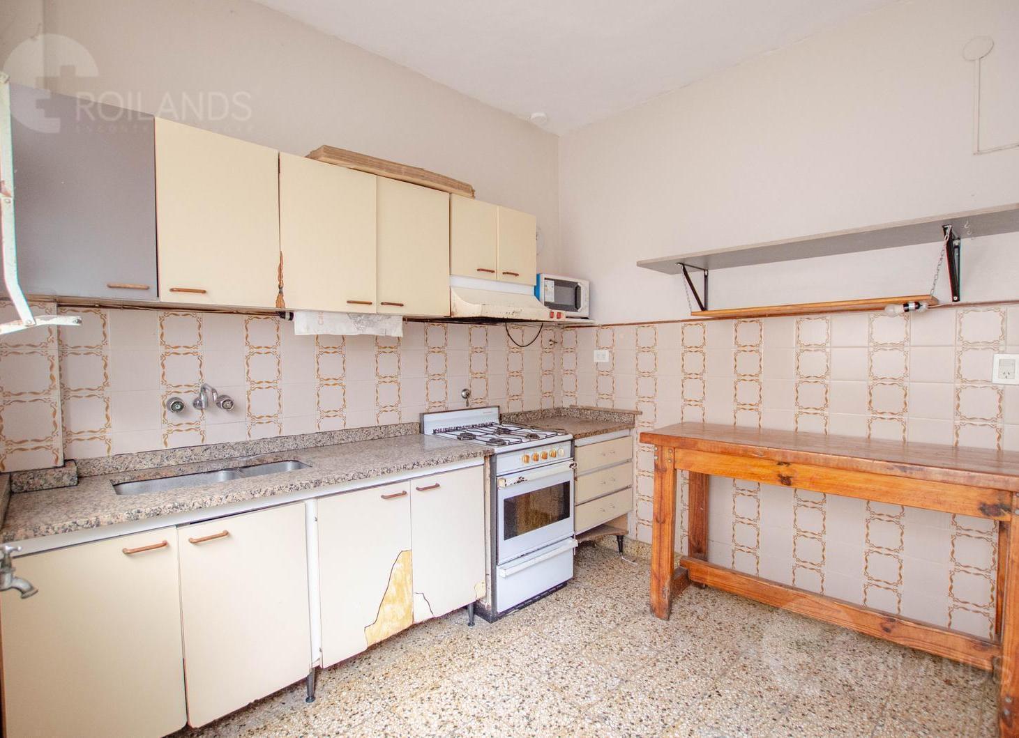 Foto de En Venta Casa 3 ambientes en una planta, con terraza, cochera y local, imagen 2