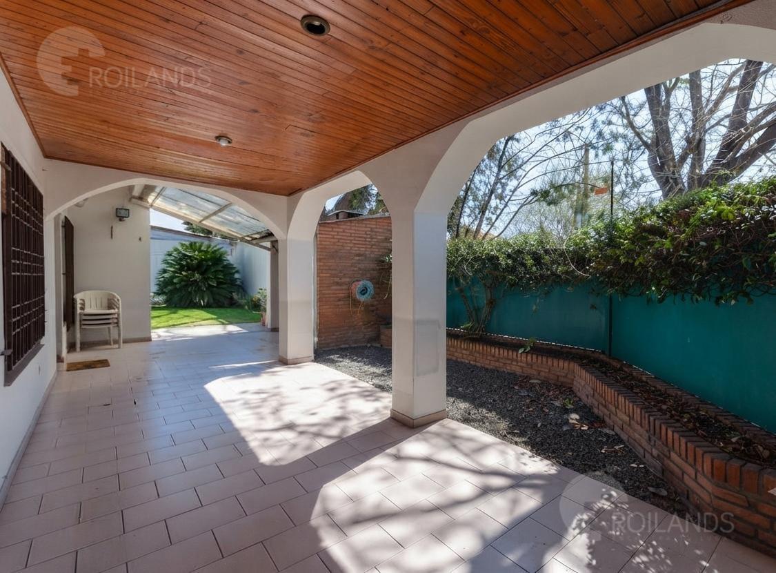 Foto de VENTA CASA 4 AMBIENTES CON JARDIN PARRILLA COCHERA TERRAZA CASTELAR SUR, imagen 2