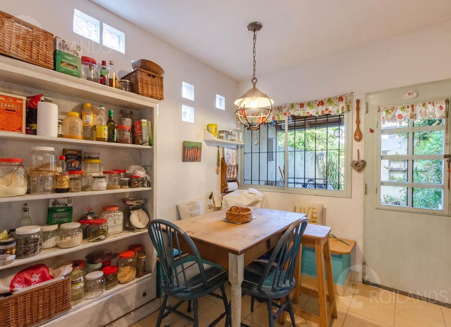 Foto de Venta /Hermosa Casa tipo triplex , 5 amb .con Patio y Cochera en Olivos, imagen 3