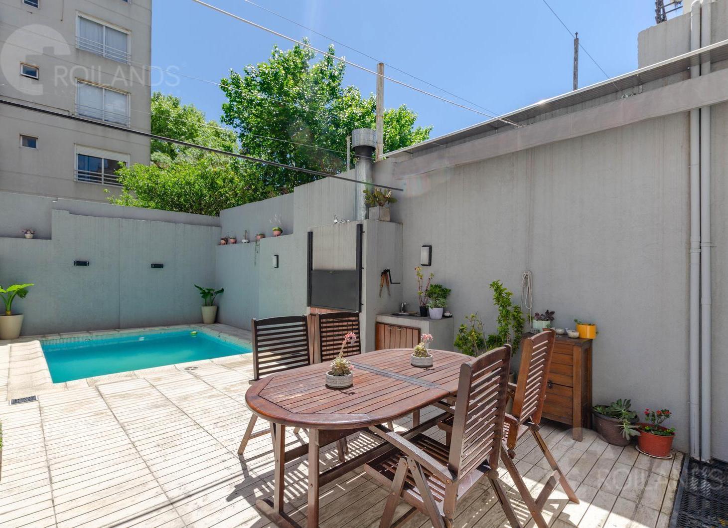 Foto de VENTA CASA TIPO DUPLEX CON PILETA, PARRILLA Y COCHERA EN VILLA URQUIZA!, imagen 2