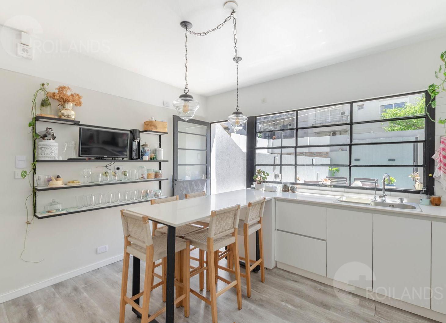 Foto de VENTA CASA TIPO DUPLEX CON PILETA, PARRILLA Y COCHERA EN VILLA URQUIZA!, imagen 1