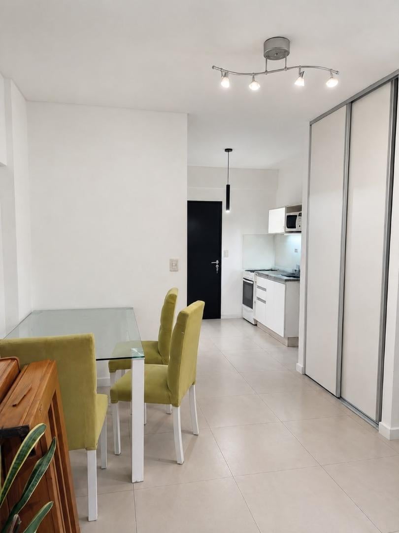 Foto de MONOAMBIENTE AMUEBLADO CON BALCÓN EXCELENTE UBICACIÓN, imagen 2
