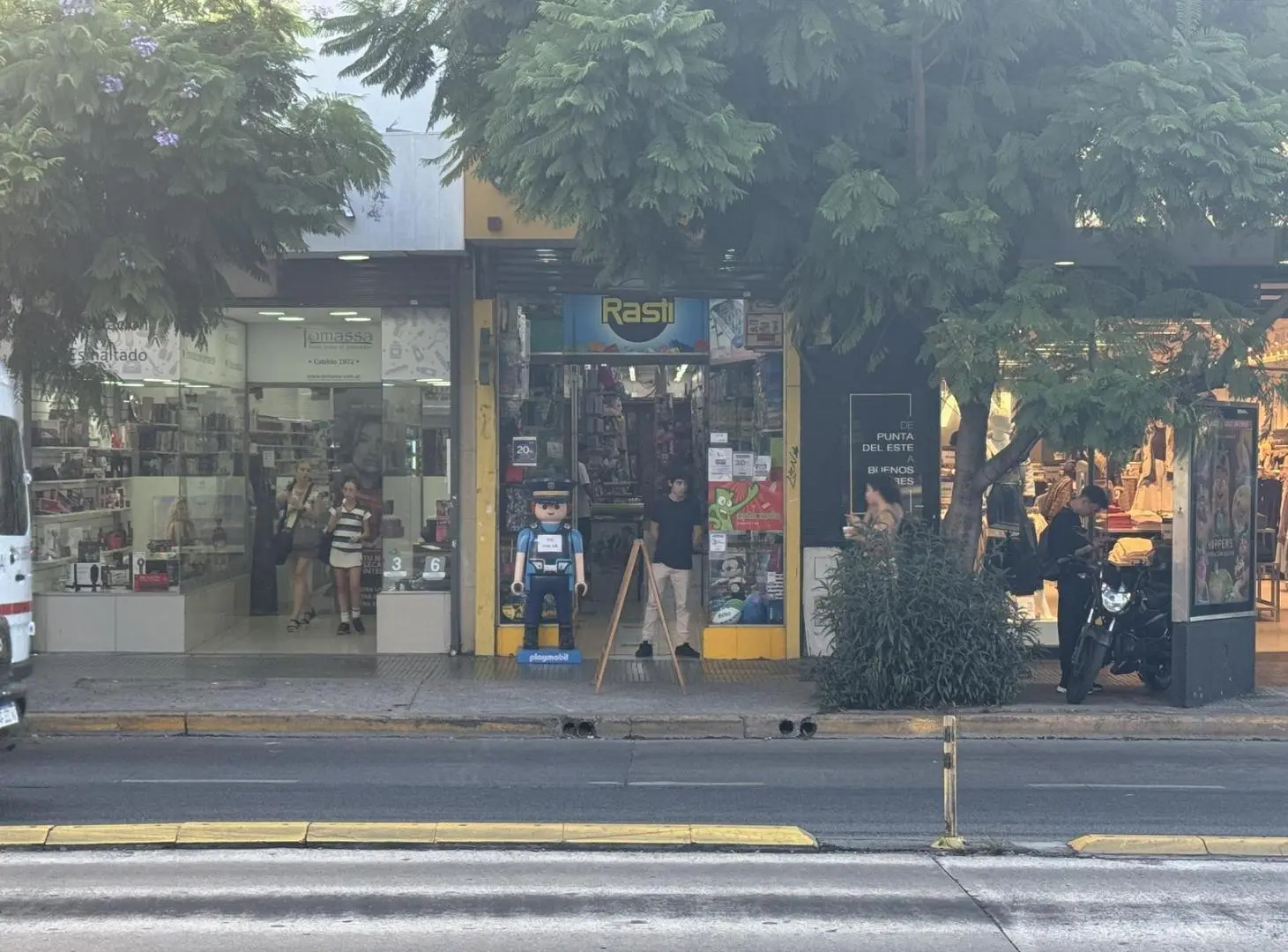 Local Cabildo y Echeverria 3,20 x 42 metros 2