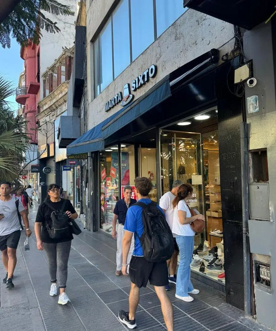 Suma tu marca a lo que viene, Local Cabildo y Echeverria 7 x 43 metros total 750 m2 4
