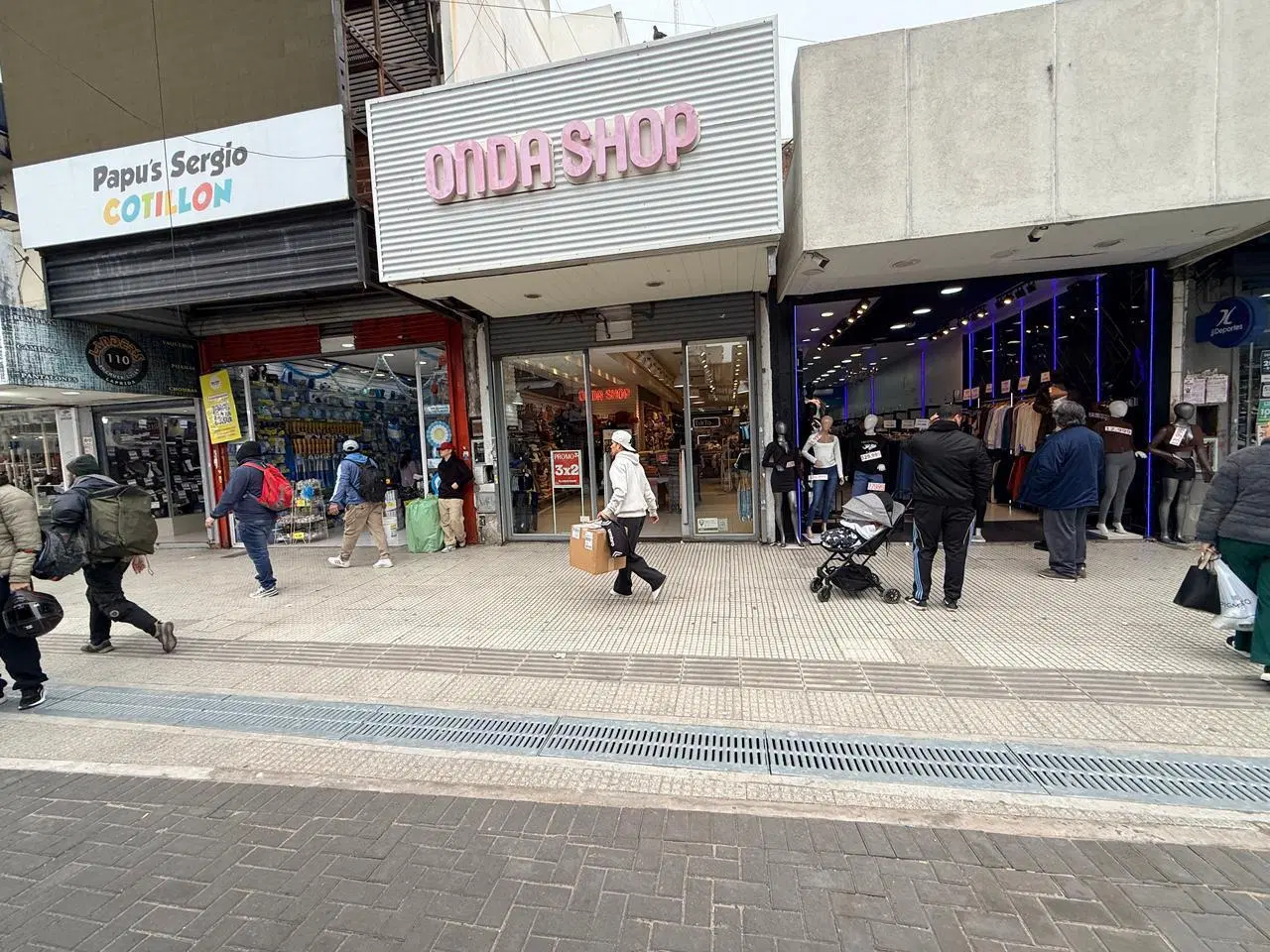Local 100 m2 en peatonal Laprida - Lomas de Zamora 1