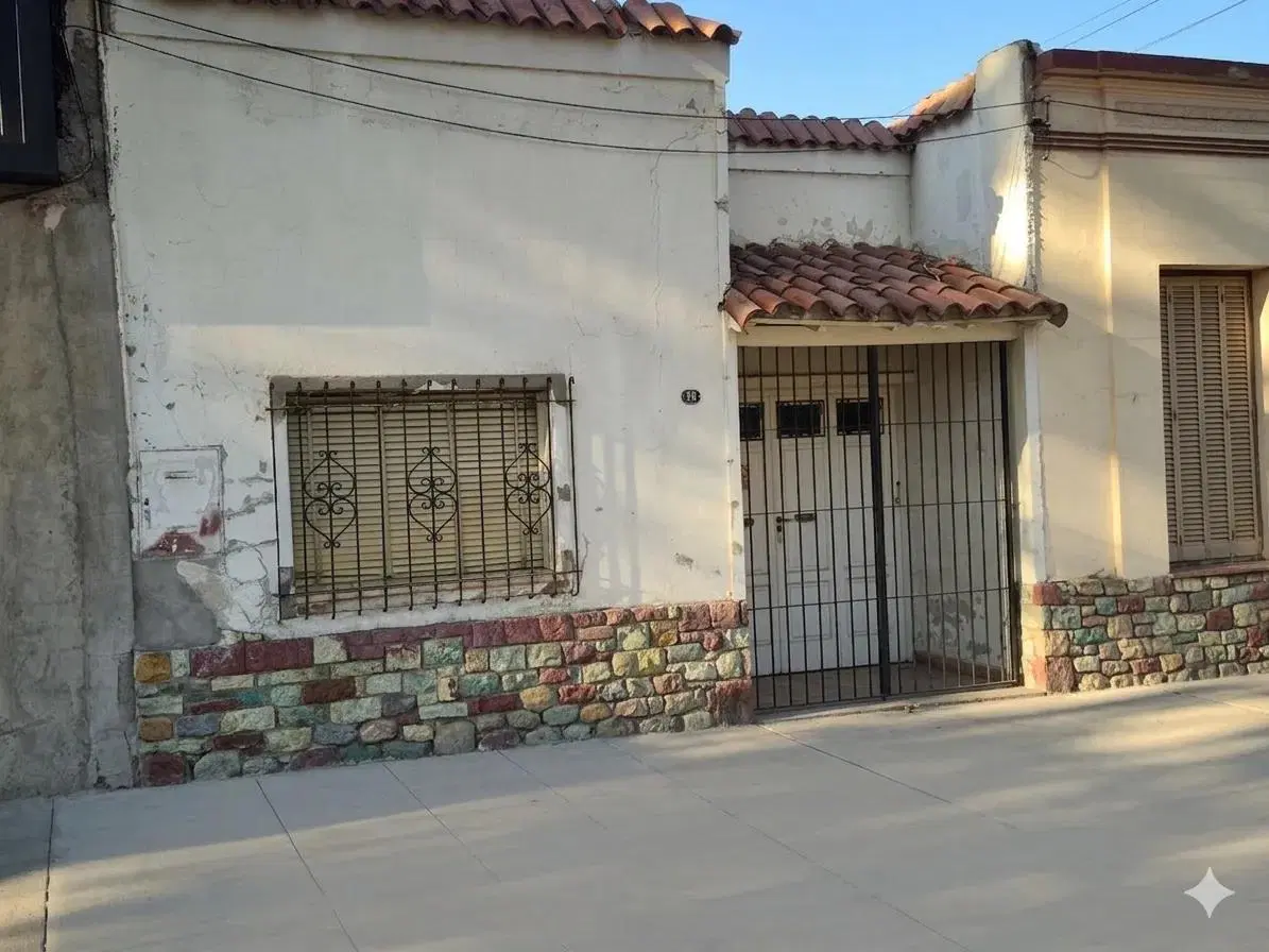 ¡OPORTUNIDAD ÚNICA! Casa a Precio de Terreno en Godoy Cruz
Ubicación Estratégica: Víctor Hugo y San 2