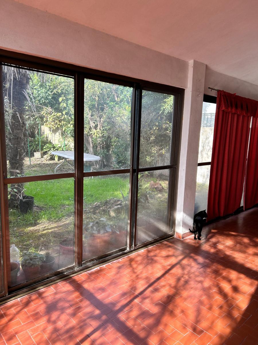 Sólida Casa en Dos Plantas con Detalles Para Reciclar. Parque Johnston 5