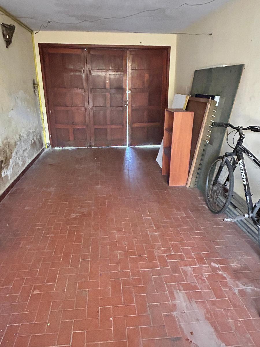 Sólida Casa en Dos Plantas con Detalles Para Reciclar. Parque Johnston 1