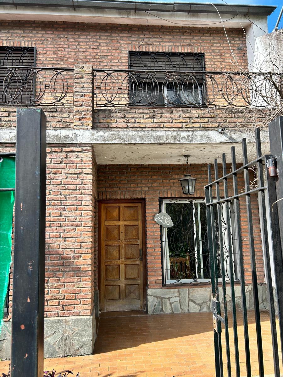 Sólida Casa en Dos Plantas con Detalles Para Reciclar. Parque Johnston 4