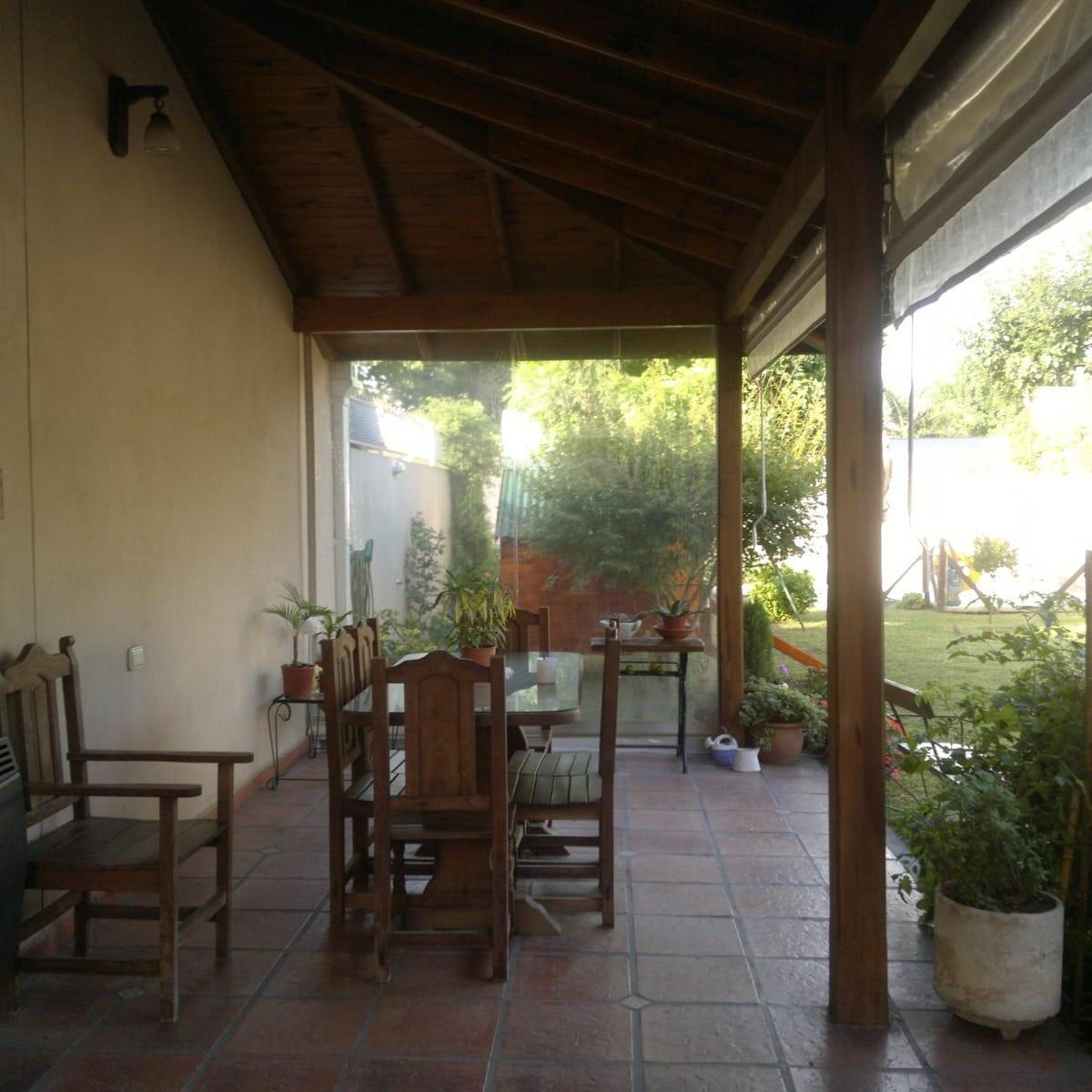 Chalet en 2 Plantas con Piscina y Fondo Parquizado. Parque Johnston, Hurlingham 2