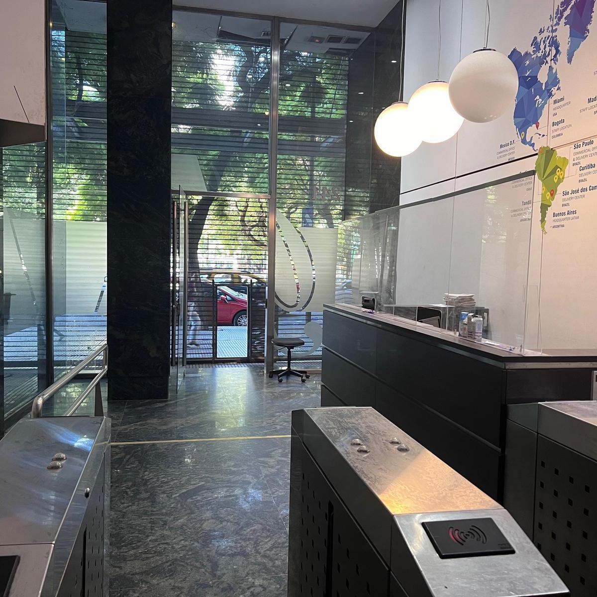 Oficinas planta libre sobre 9 de Julio con cocheras