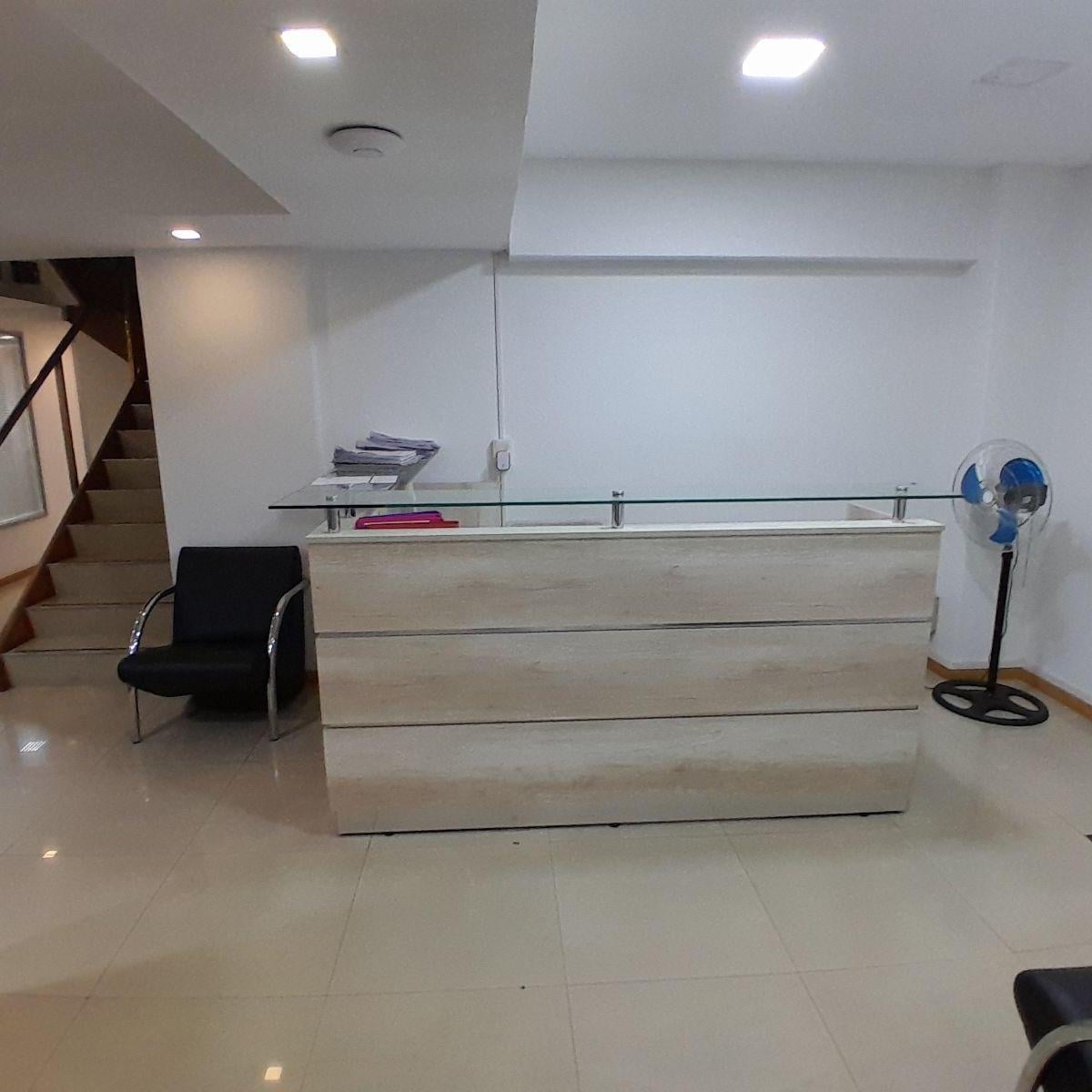 Oficina en tribunales. Duplex en excelente estado.