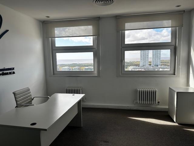 Foto de Oficina amoblada con vista al rio y cochera, imagen 4