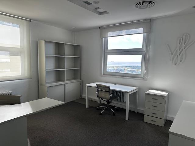 Foto de Oficina amoblada con vista al rio y cochera, imagen 2